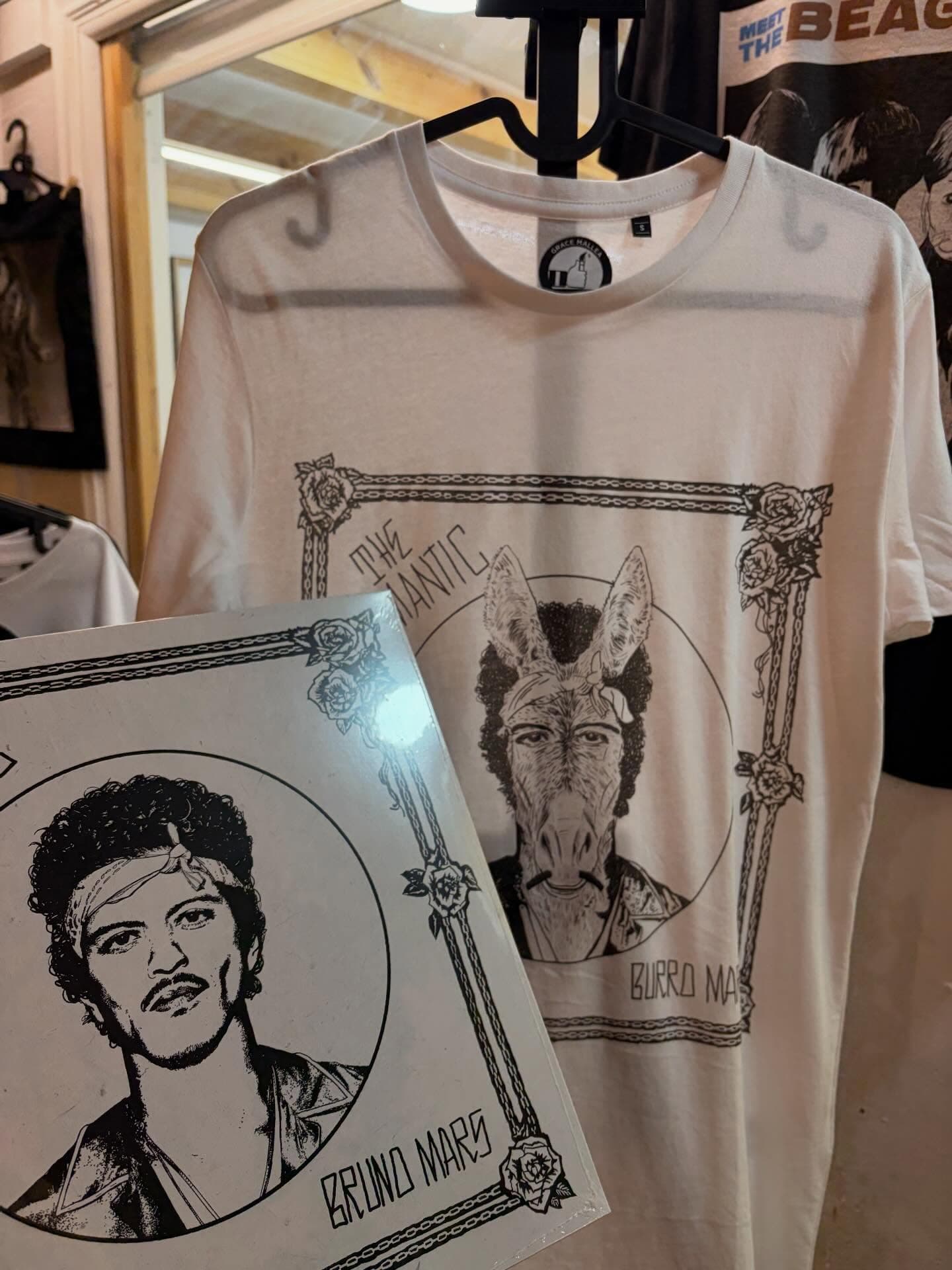 Polera ilustrada — Burro Mars — The Romantic